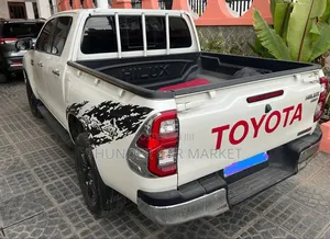 Toyota Hilux 2022 White
