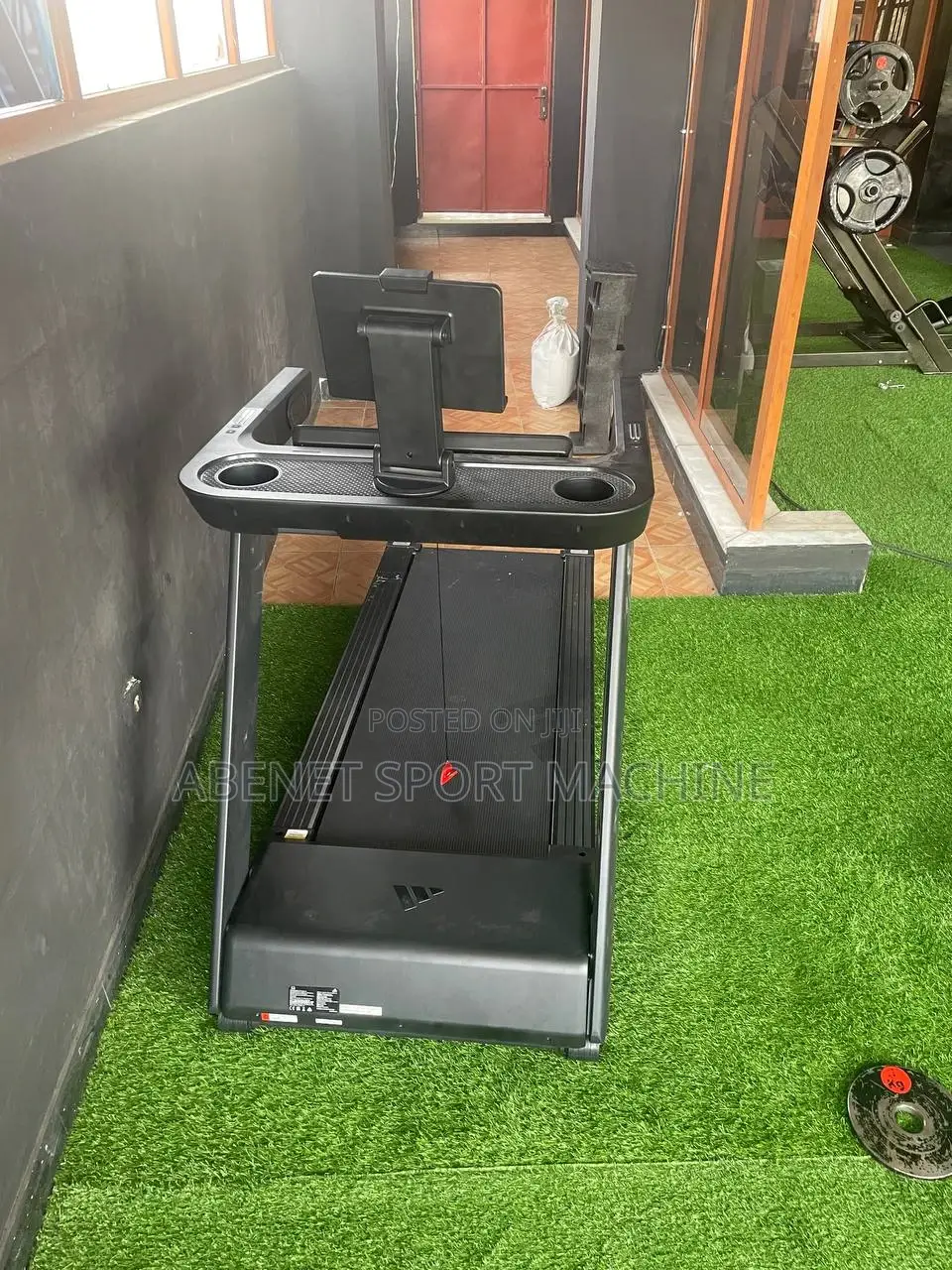 ዘመናዊ Adidas T23 የመሮጫ ማሽን