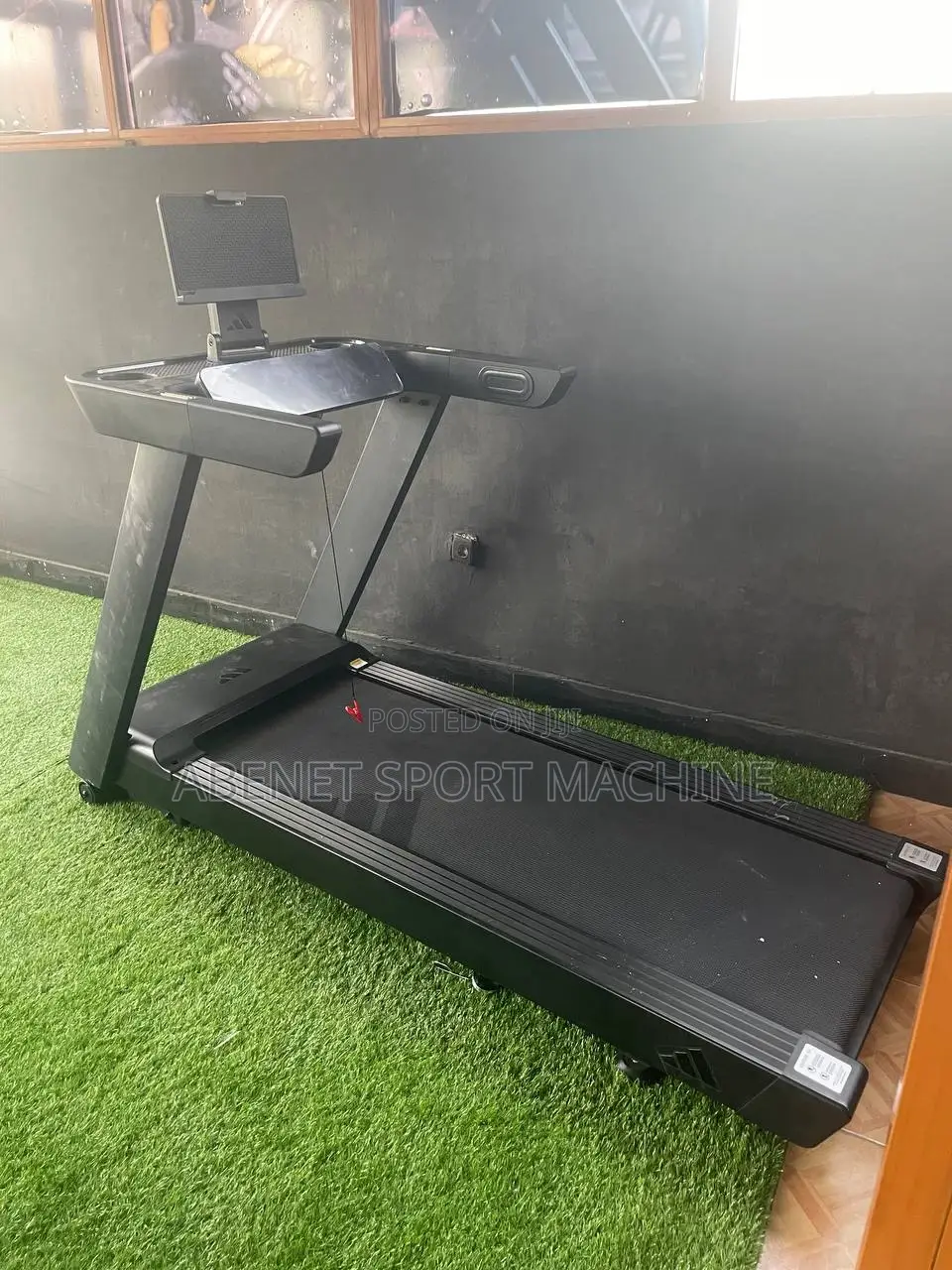 Adidas T23 የመሮጫ ማሽን