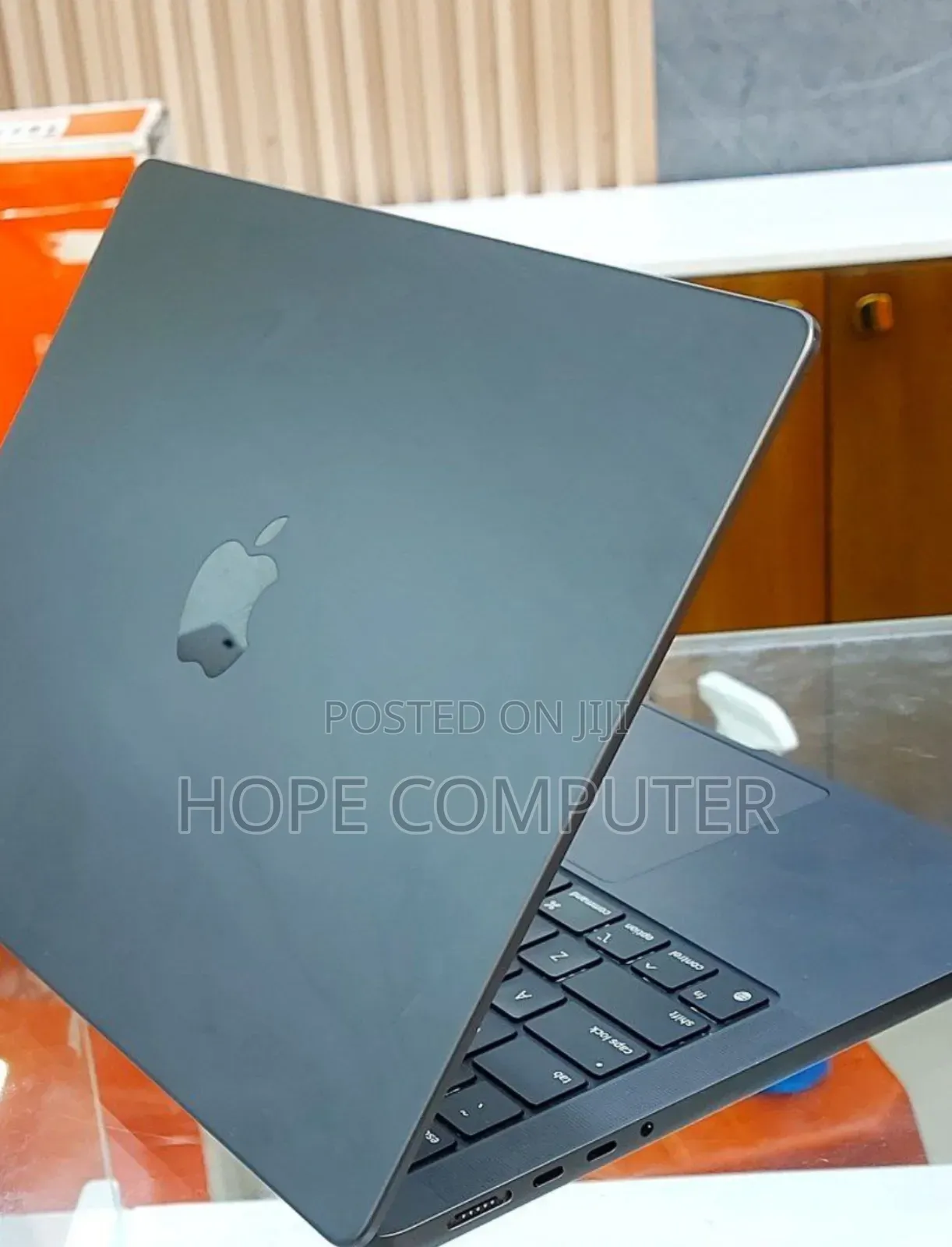 New Laptop Apple MacBook Pro 2023 M2 18GB Apple M3 SSD 512GB