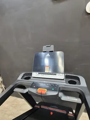 Photo - የአዉሮፓ ስታንዳርድ ዘመናዊ Adidas T29 የመሮጫ ማሽን