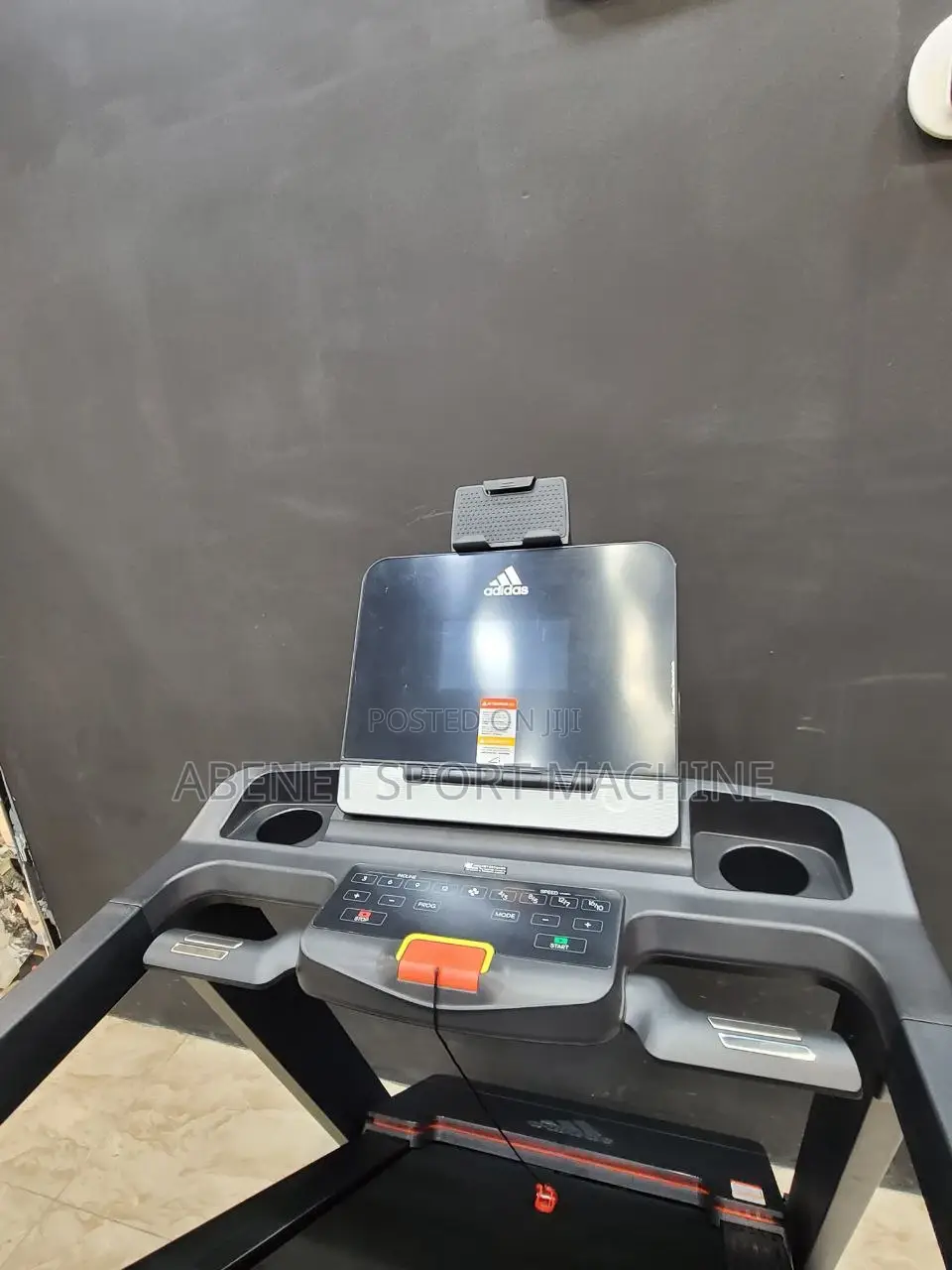 የአዉሮፓ ስታንዳርድ ዘመናዊ Adidas T29 የመሮጫ ማሽን