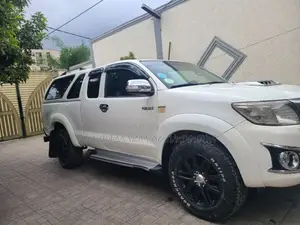 Photo - Toyota Hilux 2013 White