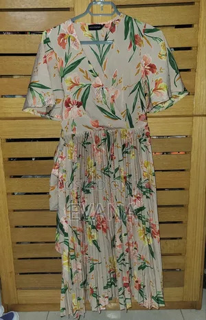 Photo - Beautiful Pretty Little Thing Floral Dress Size 6