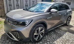 Volkswagen ID.6 2023 Gold