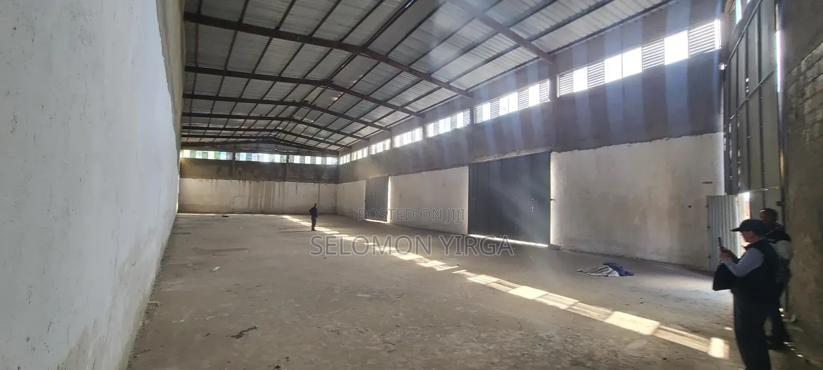 የሚሸጥ መጋዘን አለ