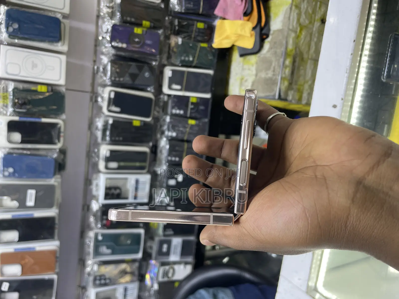 New Samsung Galaxy Z Flip4 256 GB Gold