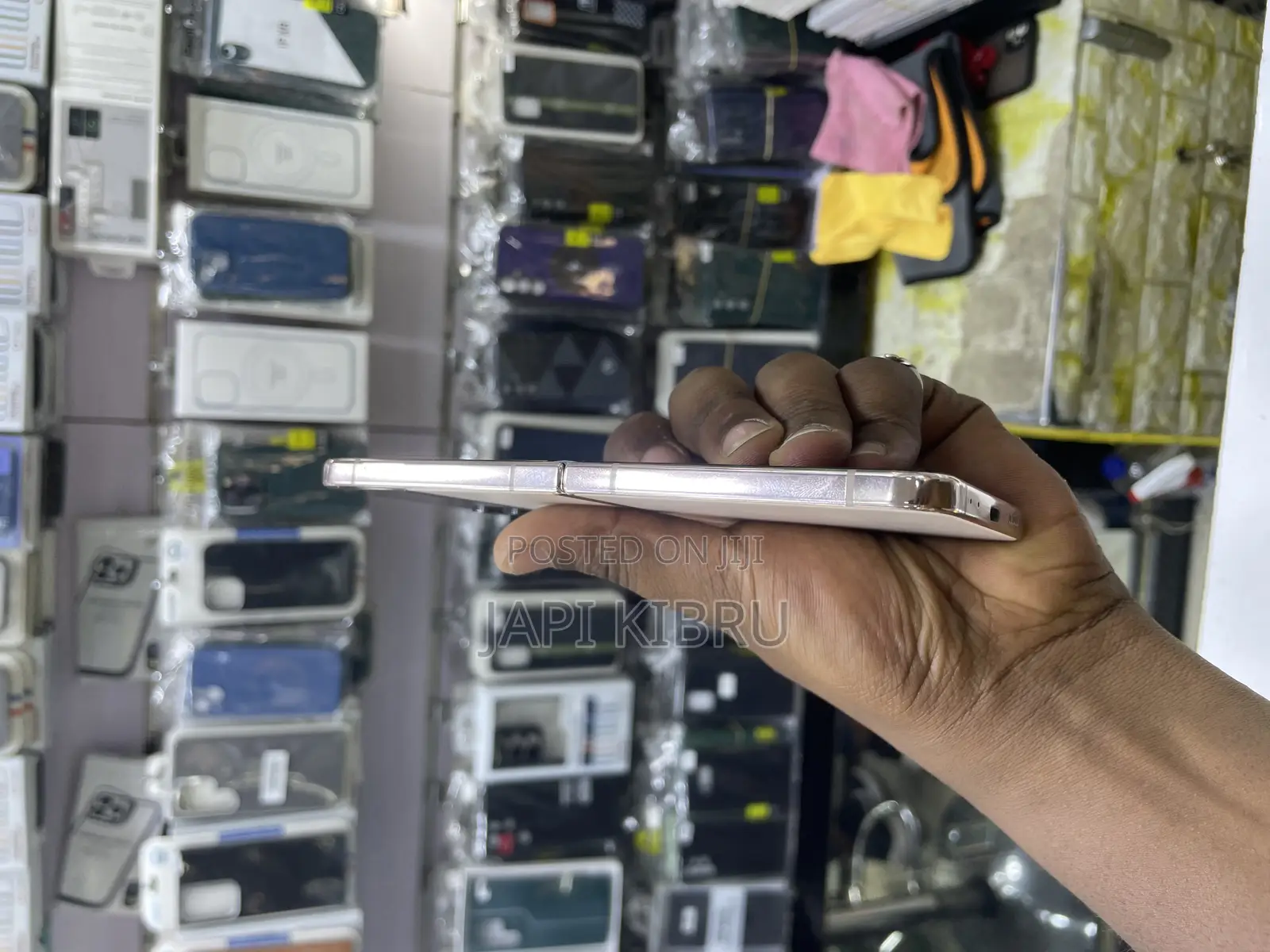 New Samsung Galaxy Z Flip4 256 GB Gold