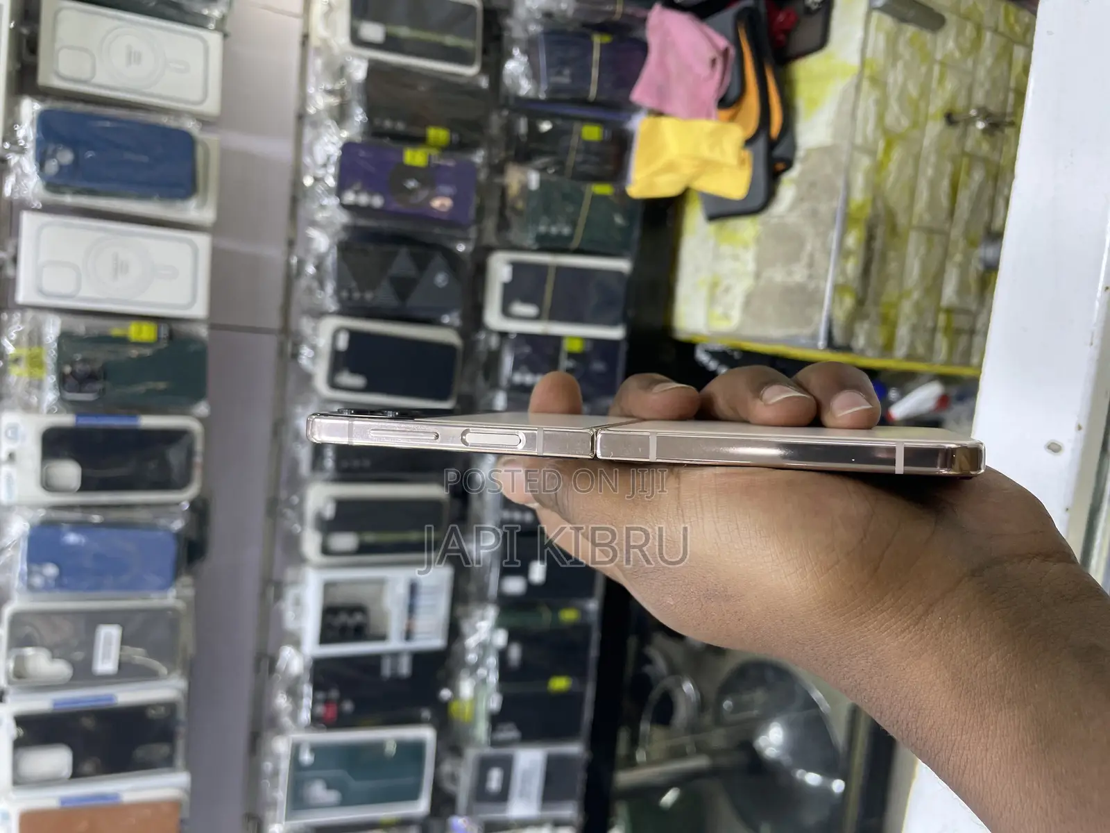 New Samsung Galaxy Z Flip4 256 GB Gold