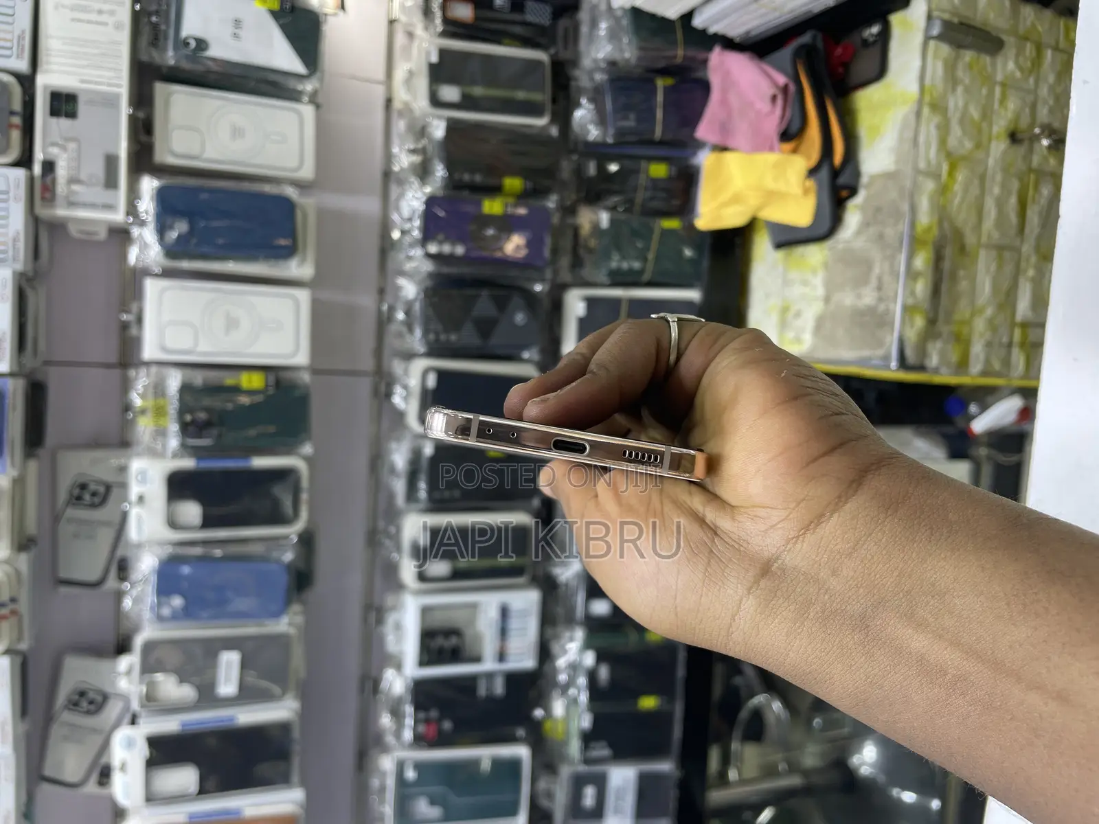 New Samsung Galaxy Z Flip4 256 GB Gold