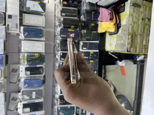 New Samsung Galaxy Z Flip4 256 GB Gold