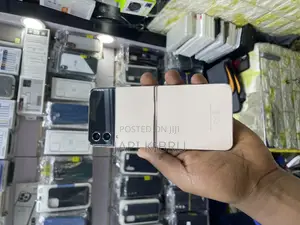 Photo - New Samsung Galaxy Z Flip4 256 GB Gold