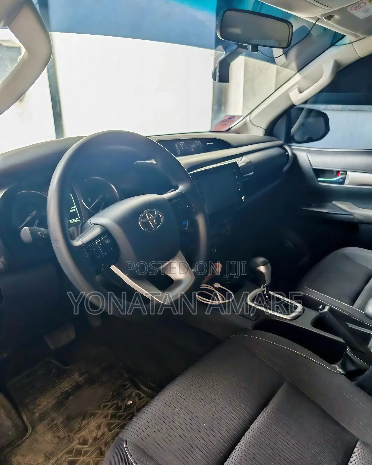 Toyota Hilux 2022 White