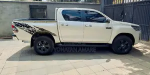 Toyota Hilux 2022 White