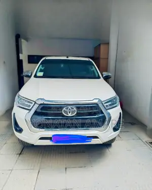 Toyota Hilux 2022 White