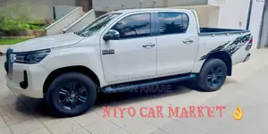 Photo - Toyota Hilux 2022 White