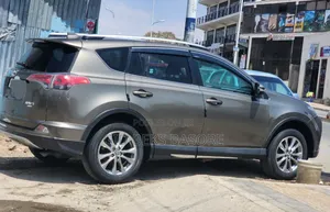 Photo - Toyota RAV4 2017 Gray