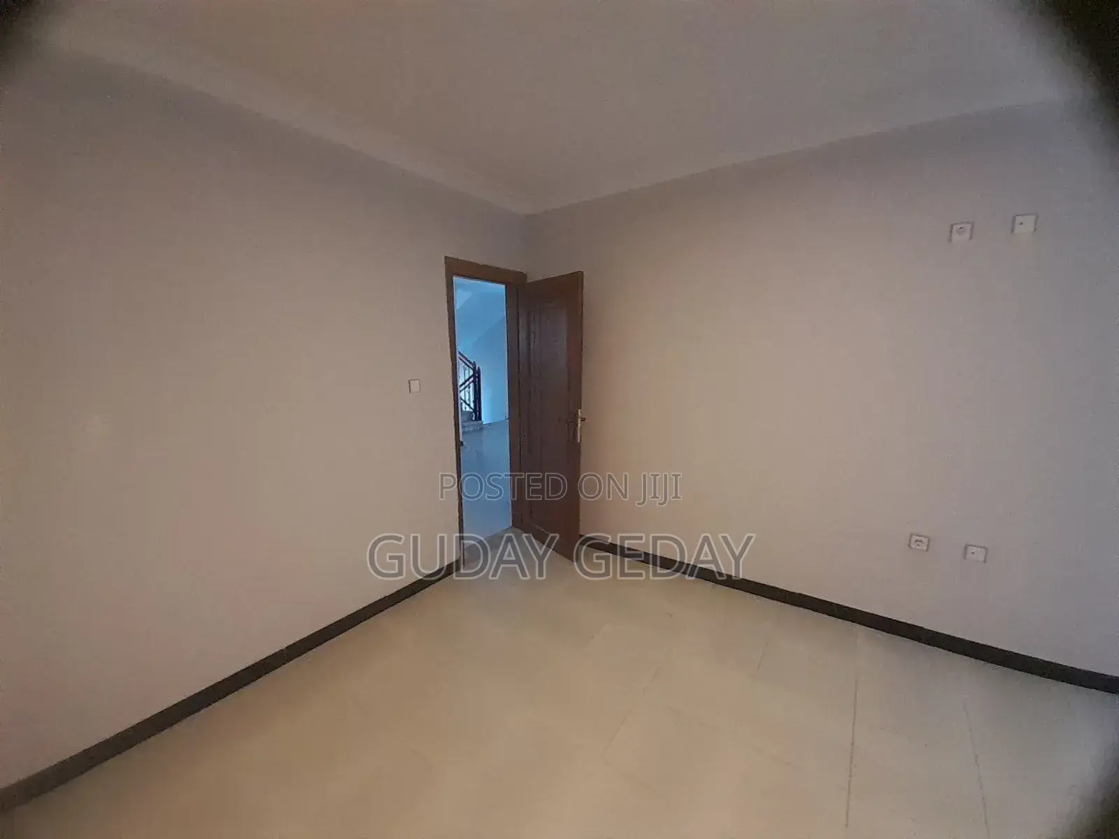 261 Kare G+4 Building