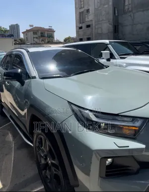 Photo - Toyota RAV4 2024 Green