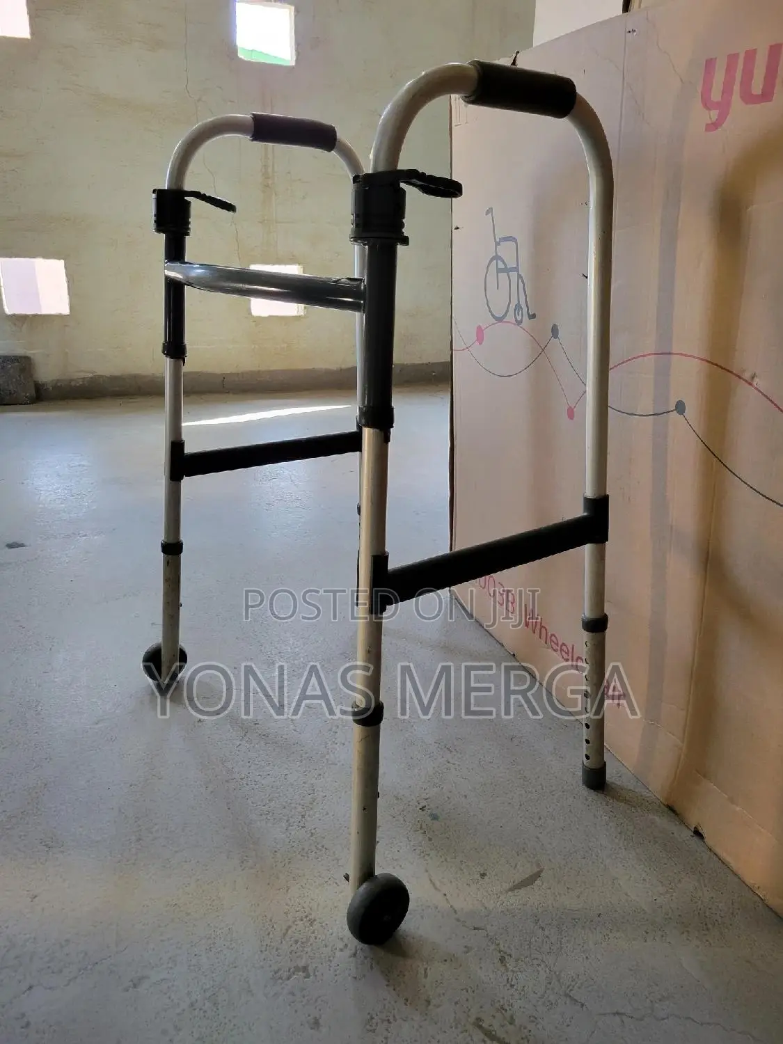 Adult Walker With Cup Holder፭挐folds With Ease and Functions