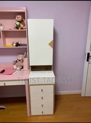 Photo - Dressing Table አነስተኛ ቦታ የሚፈልግ መስታወቱ በግራ ወይም በቀኝ የሚንሸራተት