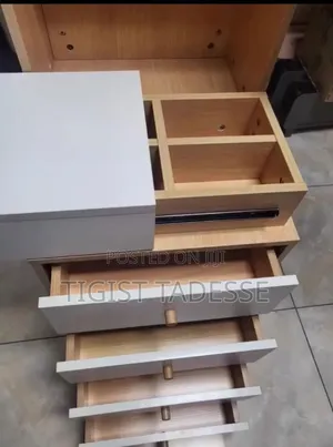 Dressing Table አነስተኛ ቦታ የሚፈልግ መስታወቱ በግራ ወይም በቀኝ የሚንሸራተት