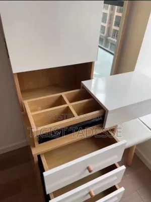 Dressing Table አነስተኛ ቦታ የሚፈልግ መስታወቱ በግራ ወይም በቀኝ የሚንሸራተት