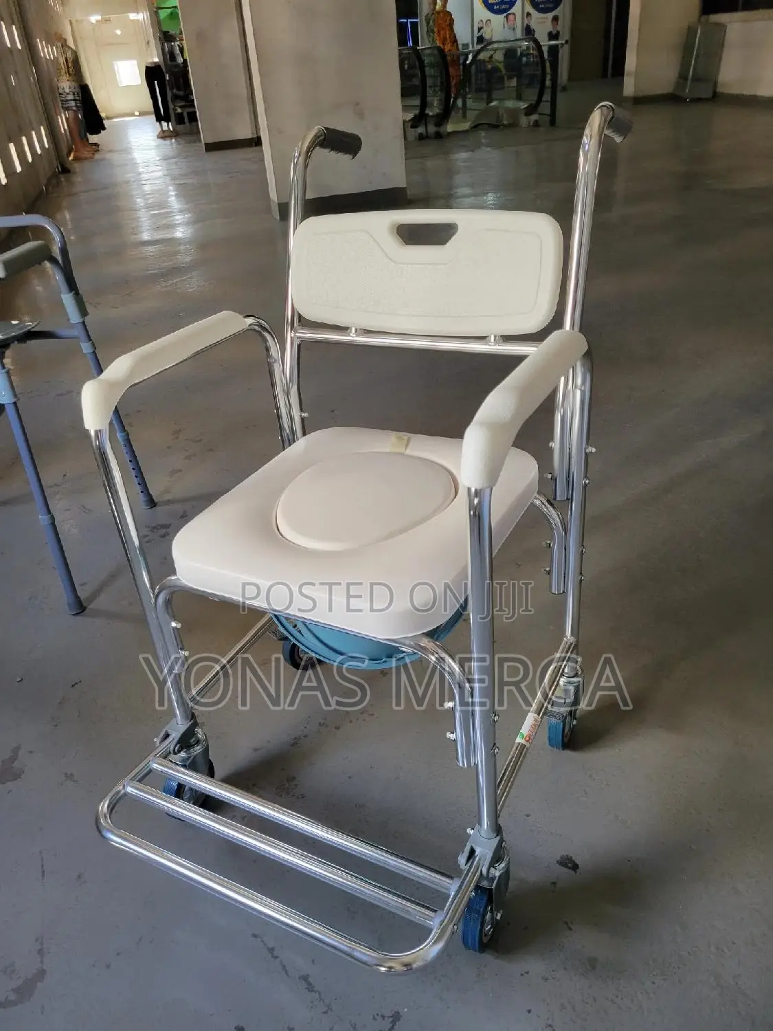 Wheeled Toilet Chair鋐፯toilet Chair Is Designed for People