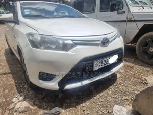 Photo - Toyota Yaris 2015 White