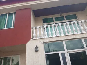 5bdrm Farm House in በአስቸኳይ የሚሸጥ ዘመናዊ, Bole for sale