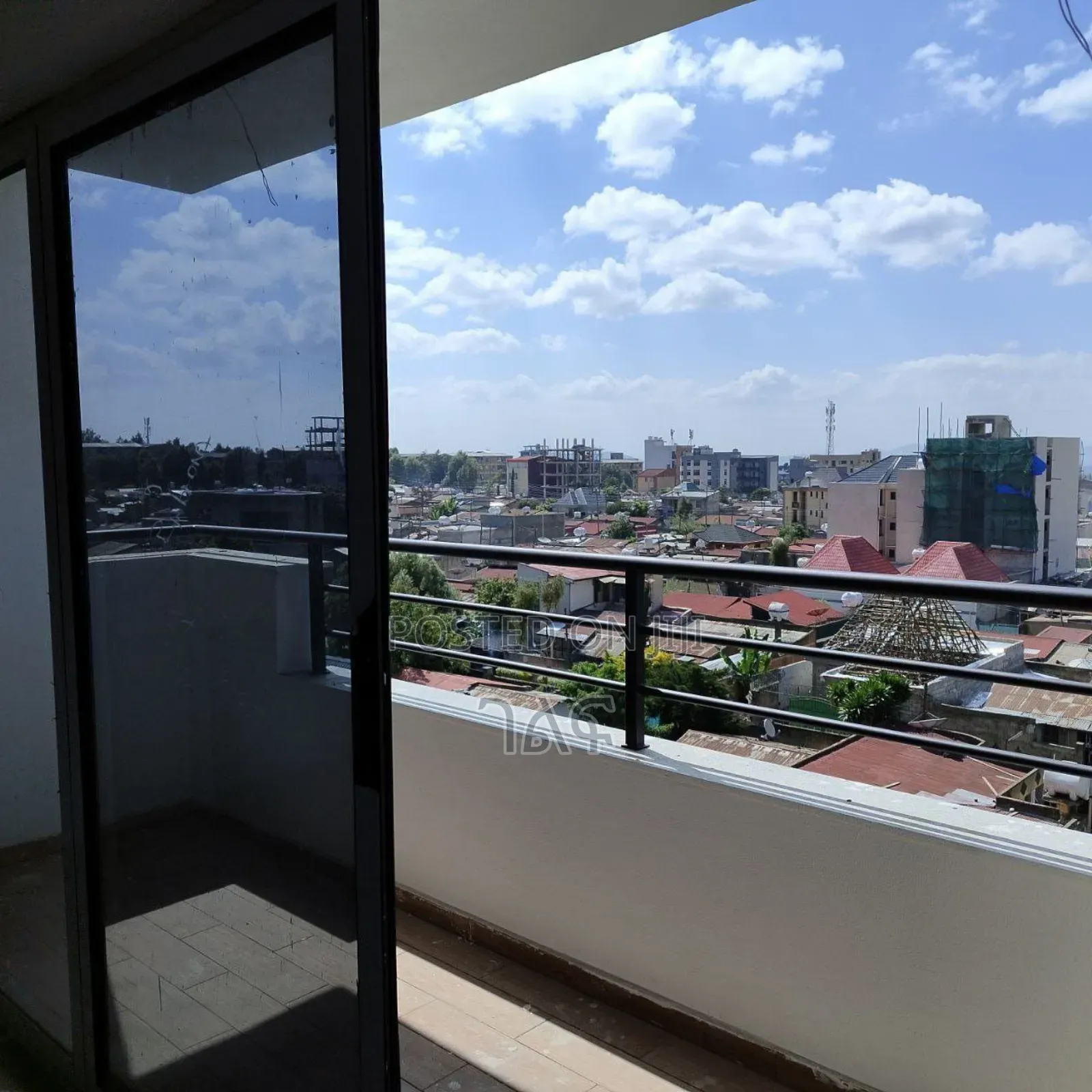 5bdrm Farm House in በአስቸኳይ የሚሸጥ ዘመናዊ, Bole for sale