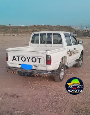 Toyota Hilux 2000 White