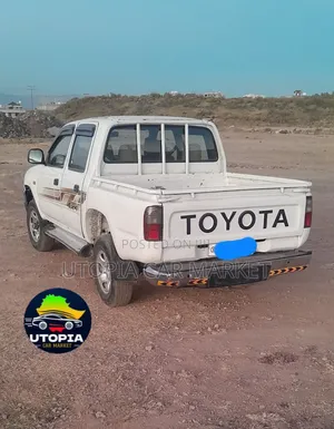 Toyota Hilux 2000 White