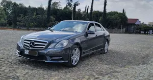 Photo - Mercedes-Benz E200 2012 Gray