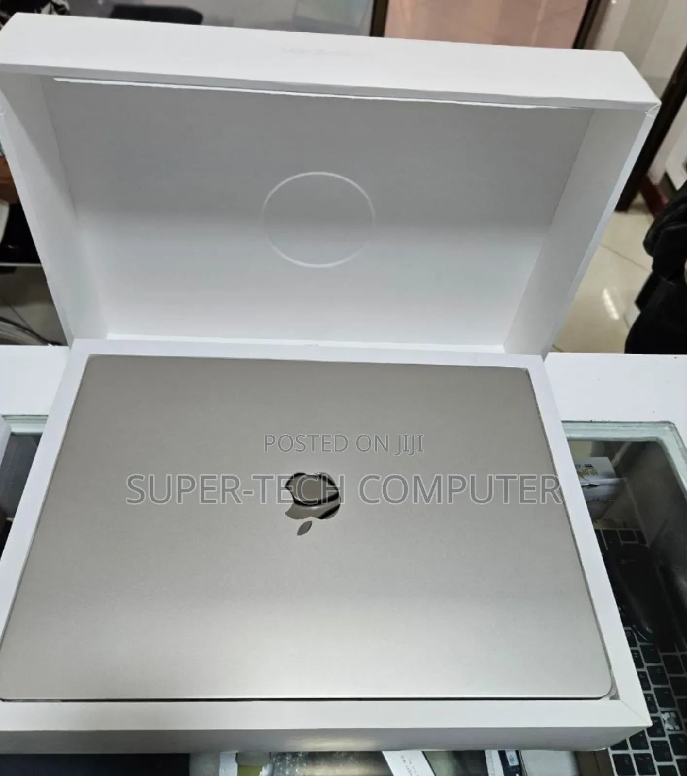 New Laptop Apple MacBook Air 2023 M2 8GB Apple M3 SSD 256GB