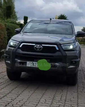 Photo - Toyota Hilux 2021 Green