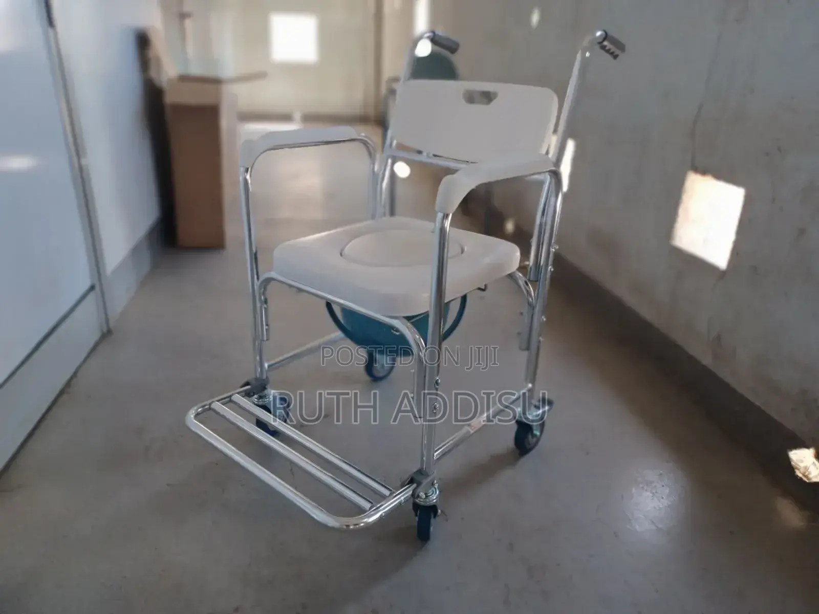 Commode With Mini Wheel Chair White Removable Popo Quality