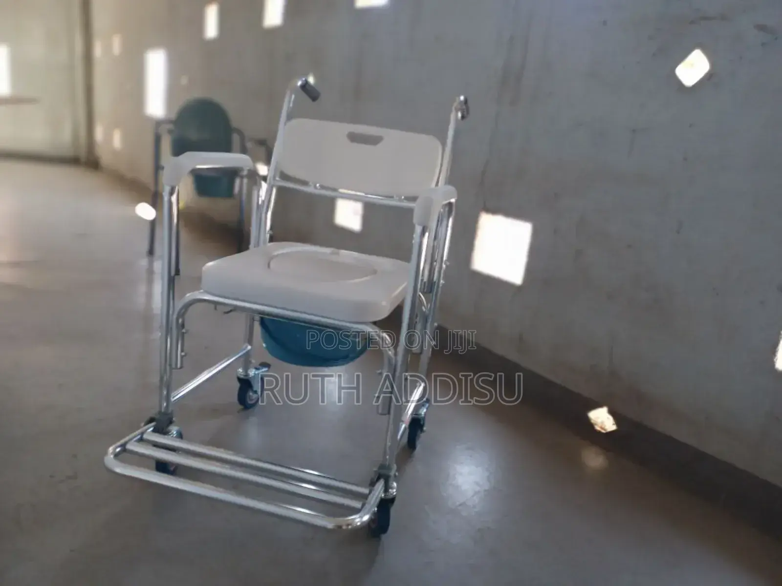 Commode With Mini Wheel Chair White Removable Popo Quality