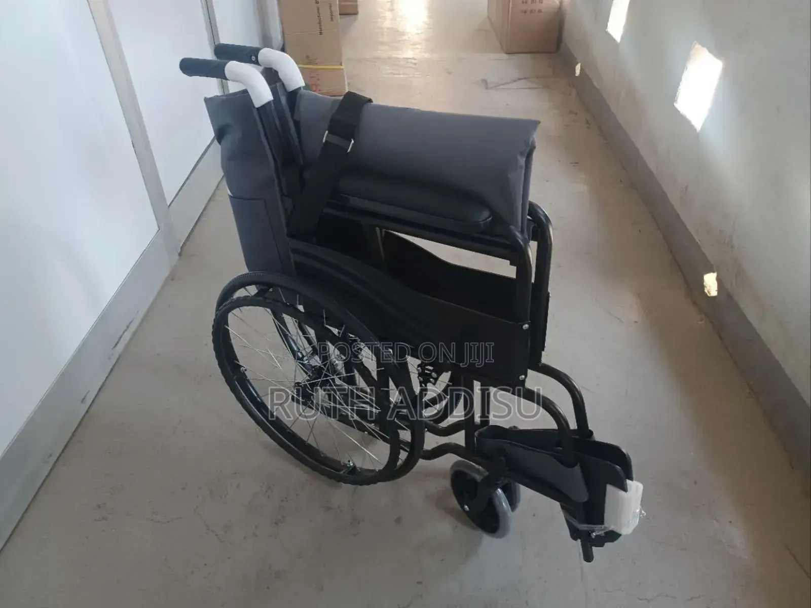 የጨርቅ መቀመጫ ያለው እና ባለ ቀበቶ Wheelchair Yuwell Wheelchair New