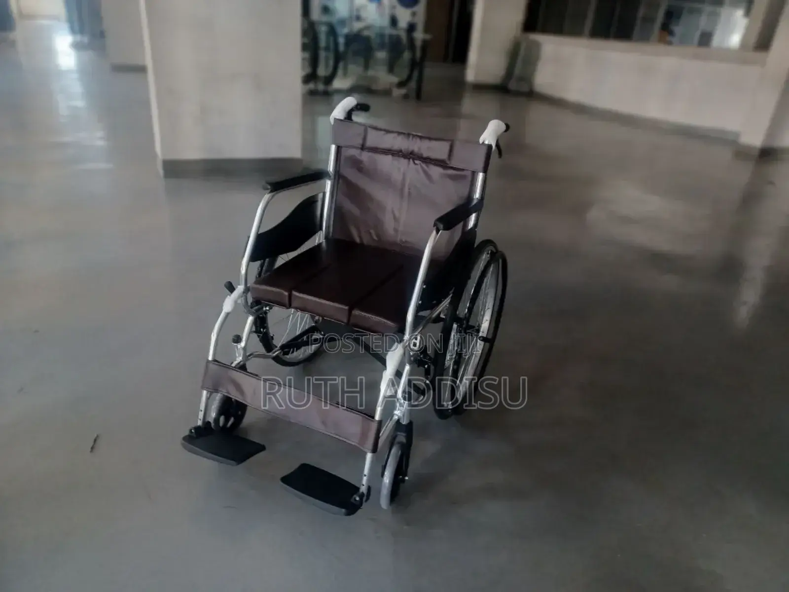 የሚወጣ ፖፖ ያለው ምቹ ዊልቸር New Model 6003m Wheelchair Commode
