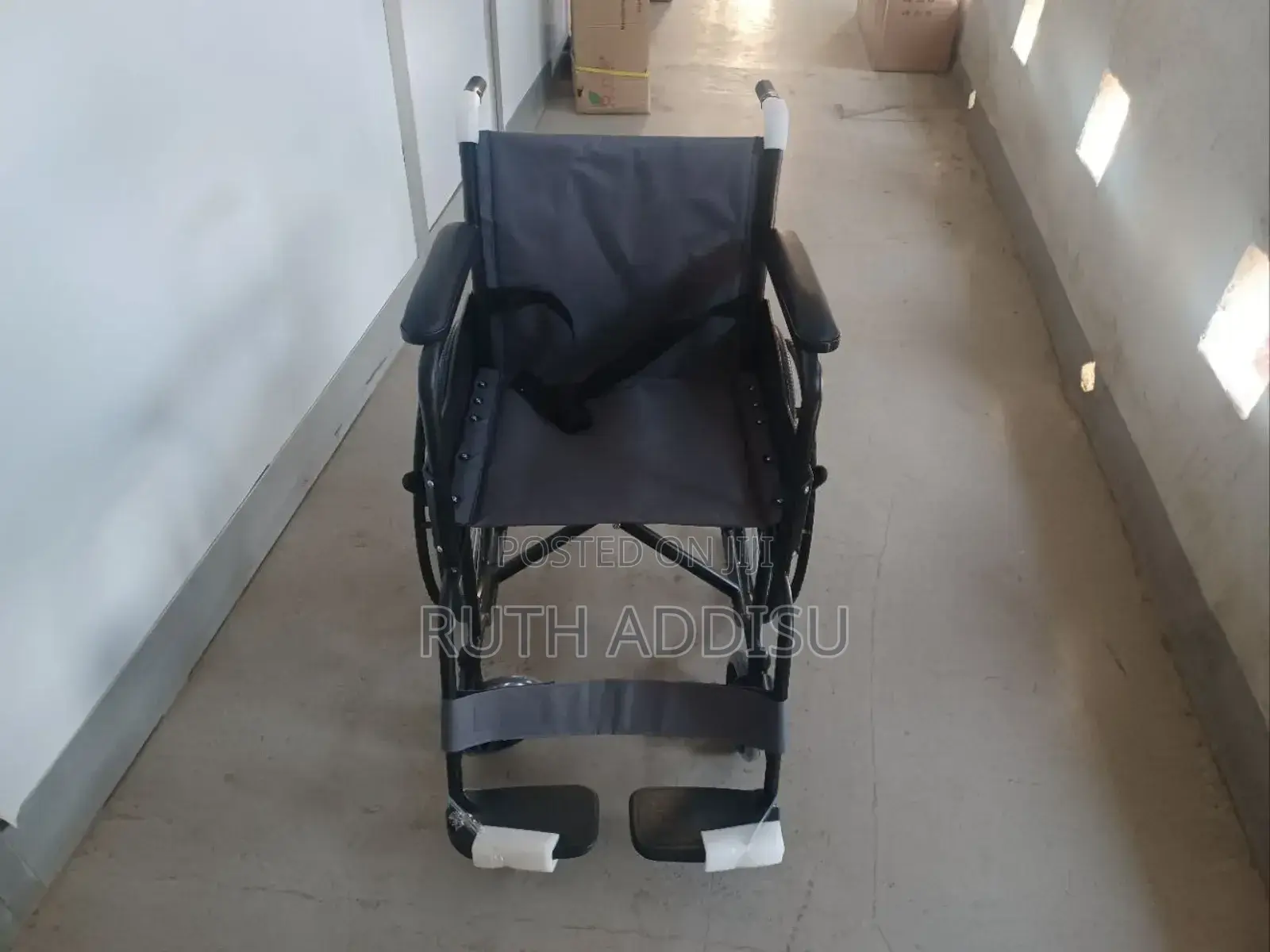 የሚታጠፍ የጨርቅ ዊልቸር Wheelchair Belted Medical Wheelchair Safe