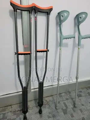 Photo - Crutches_people Who Cannot Use Their Legs to Transfer Weight