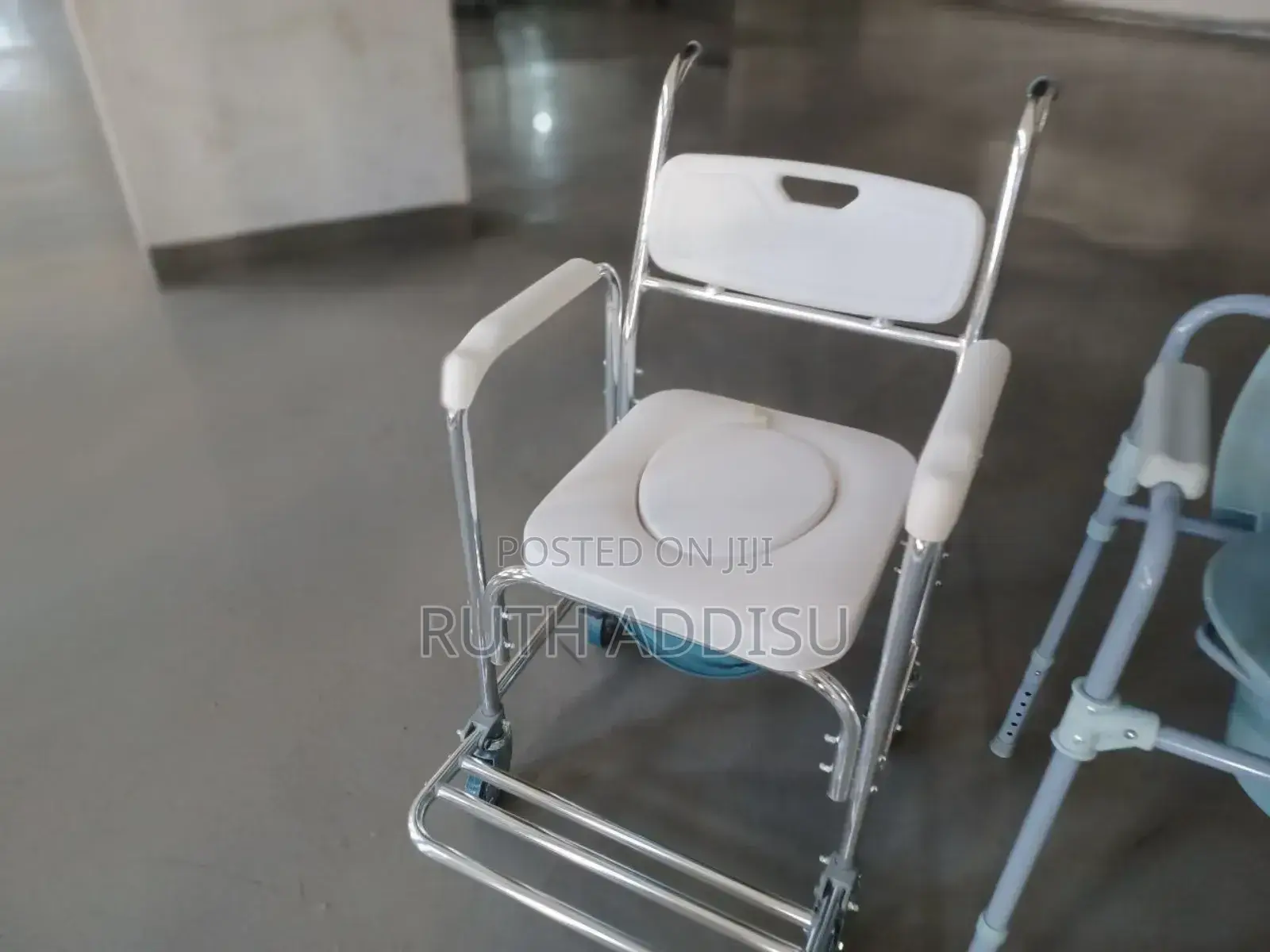 ኮሞድ ባለ ፖፖ ዊልቸር Commode Four Wheel Chair32commode Chair New