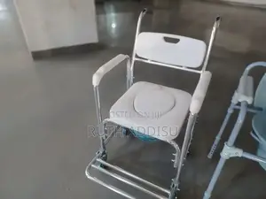 ኮሞድ ባለ ፖፖ ዊልቸር Commode Four Wheel Chair32commode Chair New