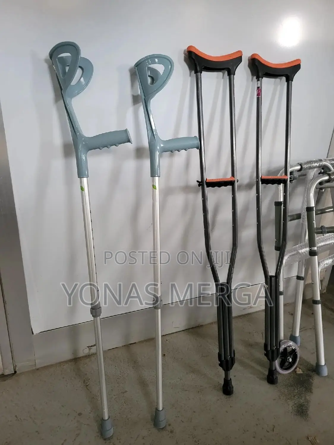 Women/
A Man Using Forearm Crutches፮駄crunch{}∆Cranch