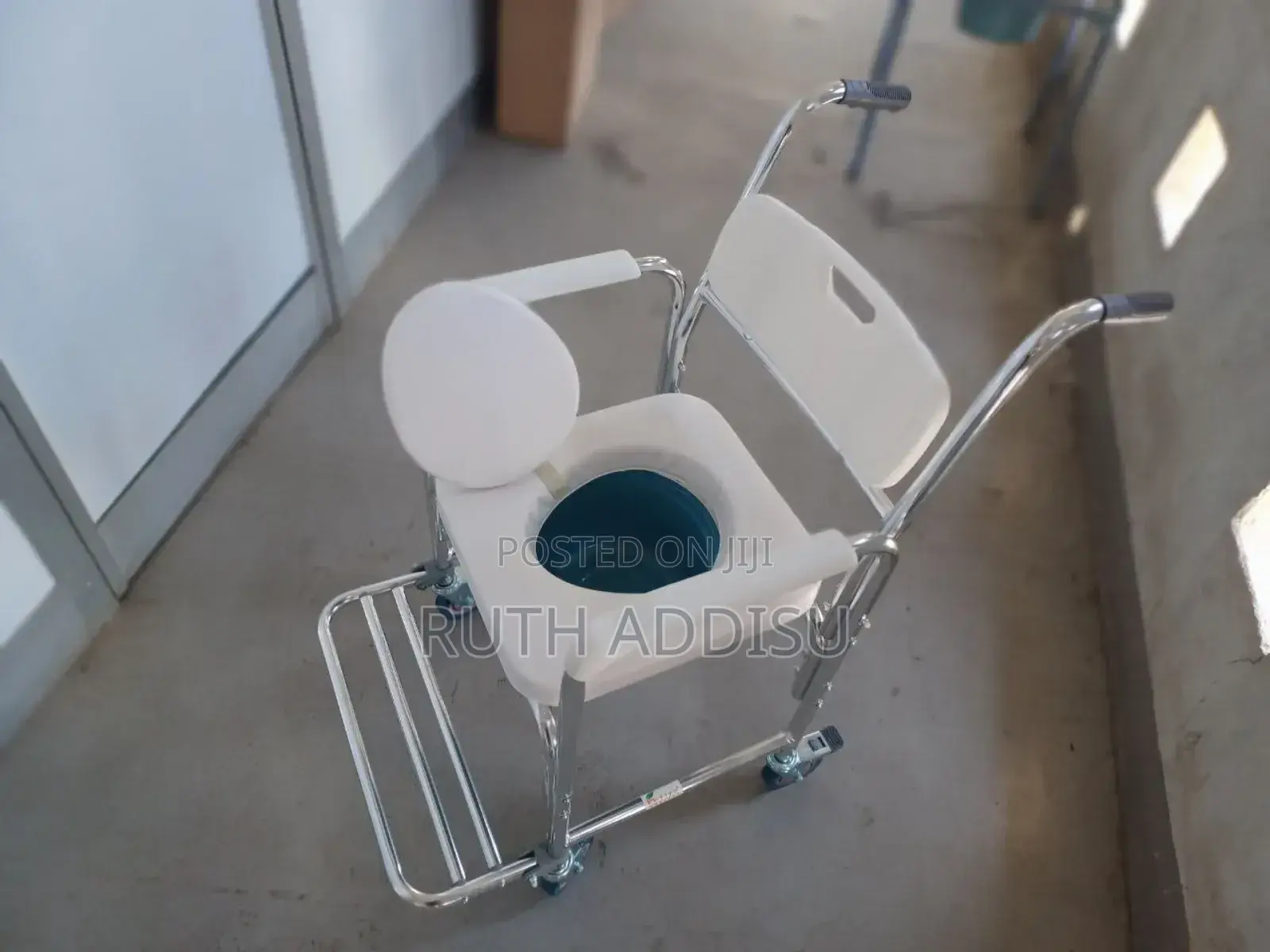 ኮሞድ ዊልቸር Commode Four Wheel25toilet Commode Chair1commode