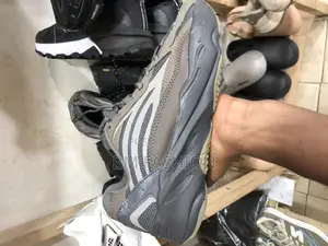 Adidas Yeezy 700 V2