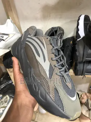 Photo - Adidas Yeezy 700 V2