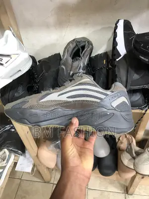 Adidas Yeezy 700 V2