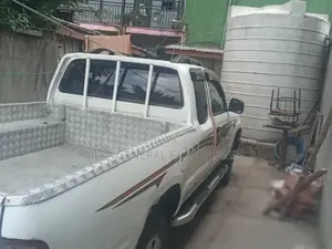 Toyota Hilux 2000 White